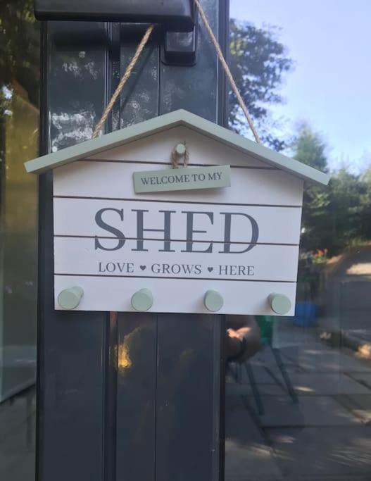 The Shed . A Cosy, Peaceful, 96% Recycled, Chalet. Swansea Kültér fotó