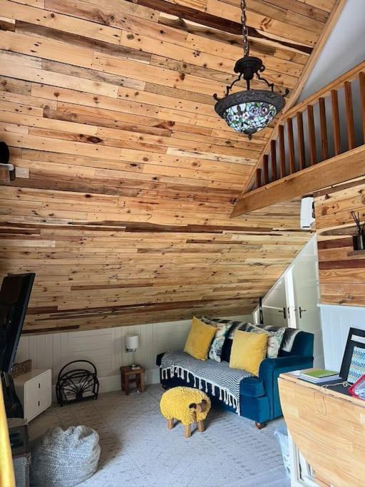 The Shed . A Cosy, Peaceful, 96% Recycled, Chalet. Swansea Kültér fotó